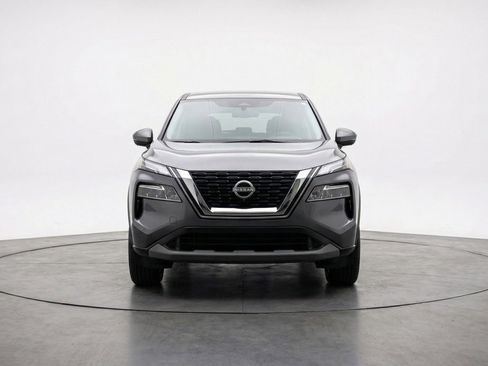 Used 2025 Nissan Rogue SV image 2