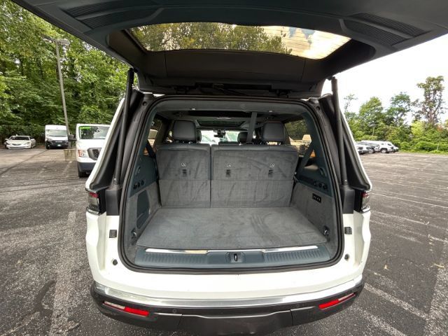 Used 2022 Jeep Grand Wagoneer Series III AWD/4WD image 30
