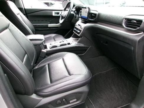Certified 2023 Ford Explorer XLT w/ Equipment Group 202A AWD/4WD image 4