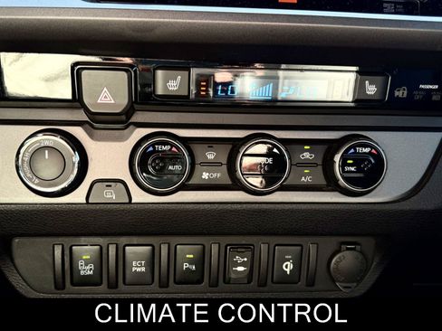 Used 2017 Toyota Tacoma TRD Off-Road AWD/4WD image 31