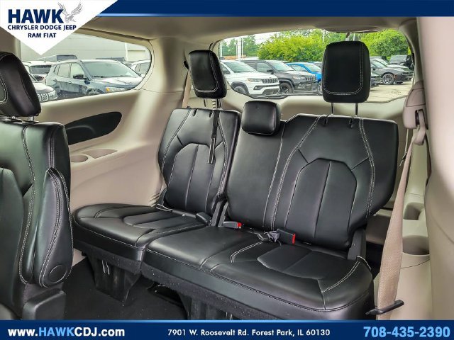Used 2024 Chrysler Pacifica Touring-L FWD image 11