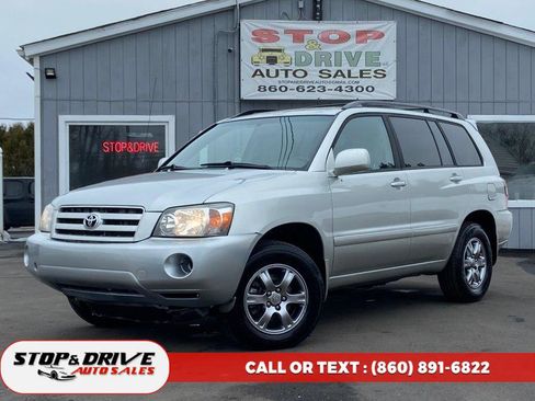 Used 2005 Toyota Highlander 4WD V6 w/ 3rd Row image 1