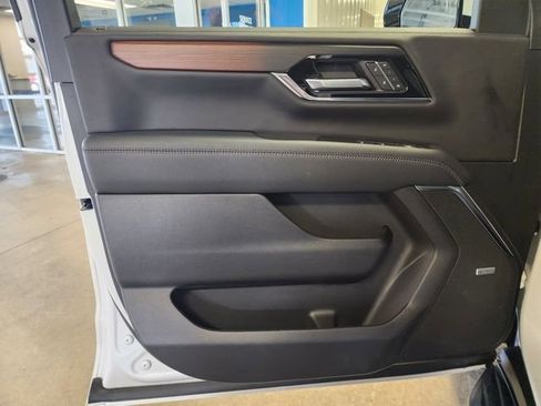 Used 2025 GMC Yukon XL Denali w/ Advanced Technology Package image 10