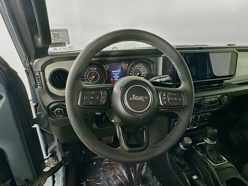 Certified 2025 Jeep Gladiator Sport AWD/4WD image 19