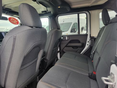 Used 2025 Jeep Wrangler Unlimited Sahara w/ Safety Group AWD/4WD image 17