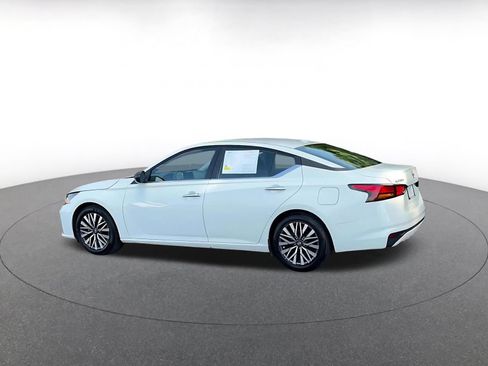 Used 2025 Nissan Altima 2.5 SV FWD image 10