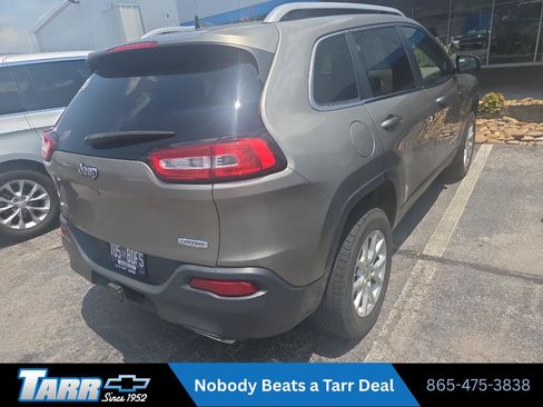 Used 2016 Jeep Cherokee Latitude w/ Cold Weather Group AWD/4WD image 4