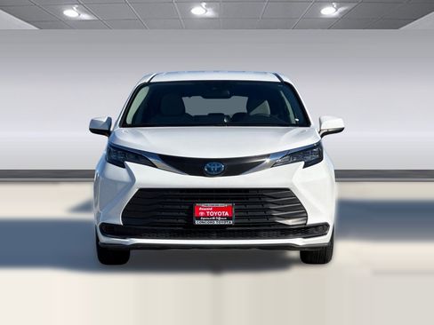 Used 2024 Toyota Sienna LE image 6