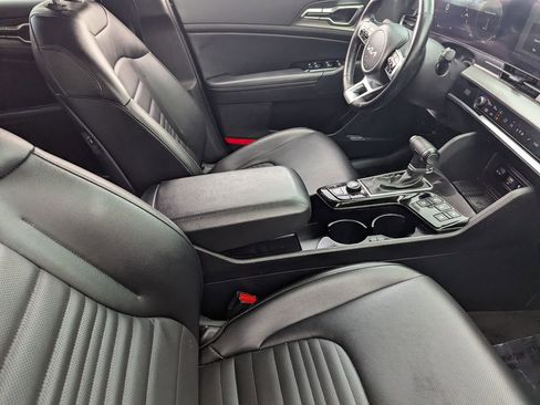 Used 2025 Kia Sportage SX image 12