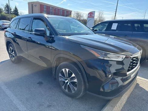 Used 2021 Toyota Highlander XLE image 2