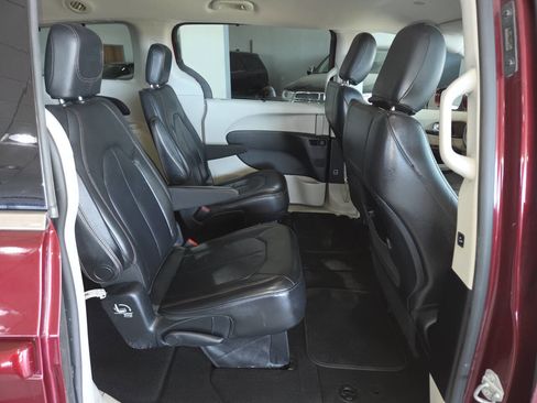 Used 2017 Chrysler Pacifica Touring-L FWD image 25