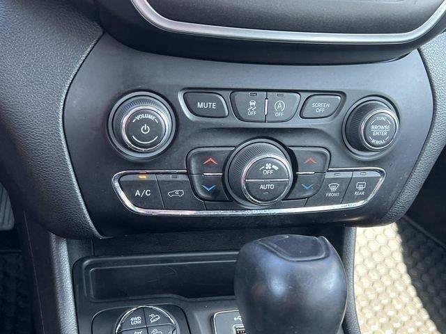Used 2020 Jeep Cherokee Trailhawk w/ Cold Weather Group AWD/4WD image 24