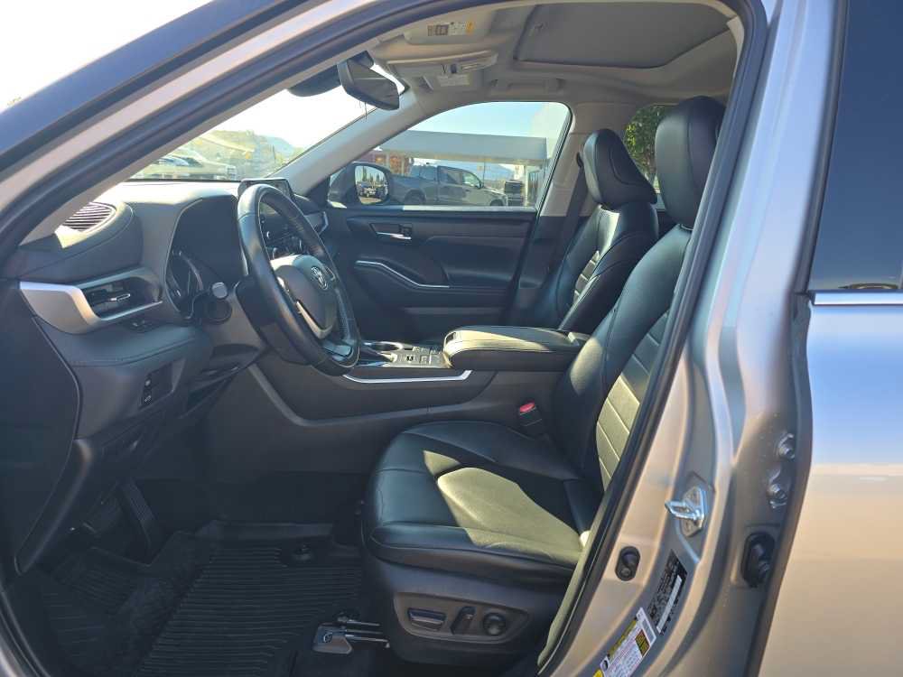 Used 2022 Toyota Highlander XLE AWD/4WD image 9