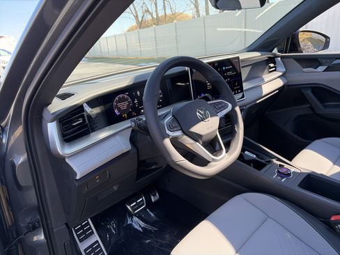 New 2026 Volkswagen Tiguan SE R-Line image 16