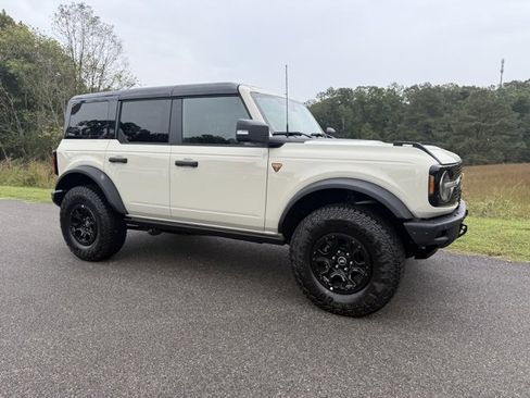 New 2025 Ford Bronco Badlands image 2