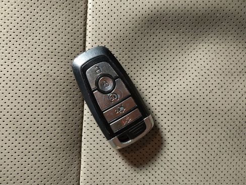 Used 2018 Ford Explorer Limited image 32