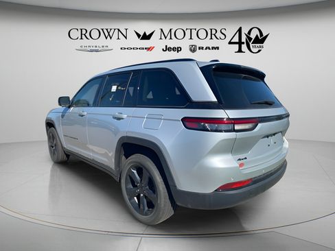 Used 2023 Jeep Grand Cherokee Limited w/ Black Appearance Package AWD/4WD image 10