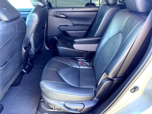 Used 2022 Toyota Highlander XLE image 19