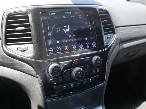 Used 2019 Jeep Grand Cherokee Laredo image 12