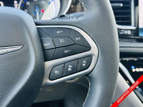 Used 2024 Chrysler Pacifica Limited image 9