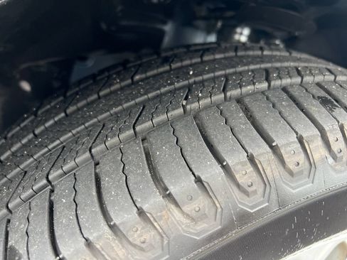 Used 2019 Jeep Cherokee Latitude w/ Popular Appearance Group FWD image 27