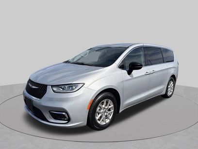 Used 2024 Chrysler Pacifica Touring-L