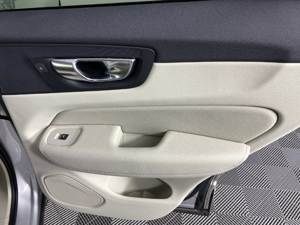 Used 2019 Volvo XC60 T5 Momentum w/ Premium Package FWD image 21