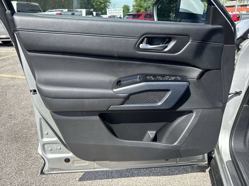 Used 2025 Nissan Pathfinder SL FWD image 22