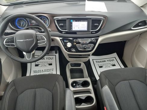 Used 2023 Chrysler Voyager LX FWD image 17