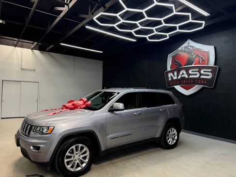 Used 2021 Jeep Grand Cherokee Laredo RWD image 2