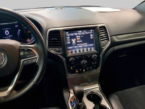 Used 2018 Jeep Grand Cherokee Altitude RWD image 8