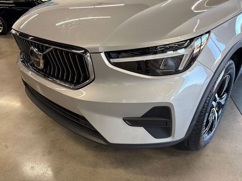 Used 2025 Volvo XC40 B5 Core image 17