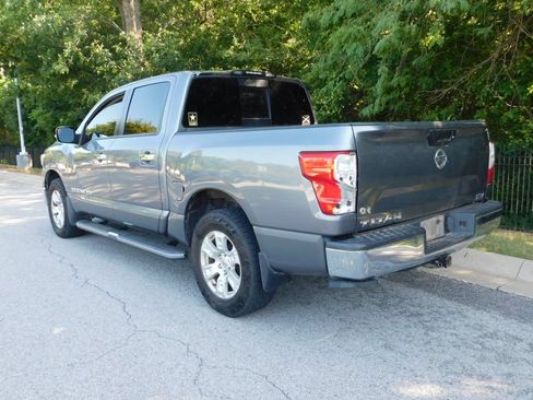 Used 2019 Nissan Titan SV RWD image 3