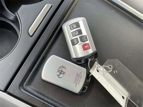 Used 2020 Toyota Sienna LE w/ LE Preferred Package image 32