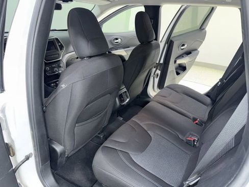 Used 2019 Jeep Cherokee Latitude w/ Popular Appearance Group AWD/4WD image 20