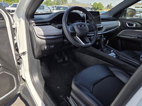 Used 2025 Jeep Compass Latitude AWD/4WD image 11