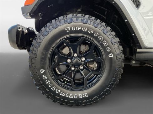 Certified 2022 Jeep Gladiator Willys image 8