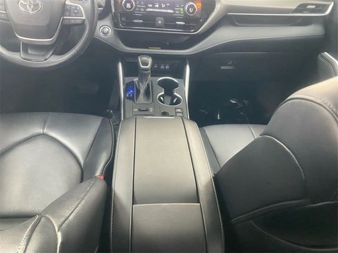 Used 2023 Toyota Highlander XLE image 11