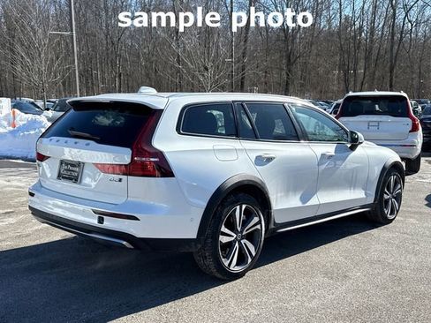 Certified 2025 Volvo V60 B5 Cross Country Plus image 4