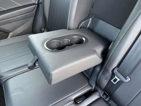 Used 2023 Volkswagen Tiguan SE R-Line image 8