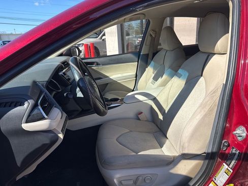 Used 2018 Toyota Camry LE image 4