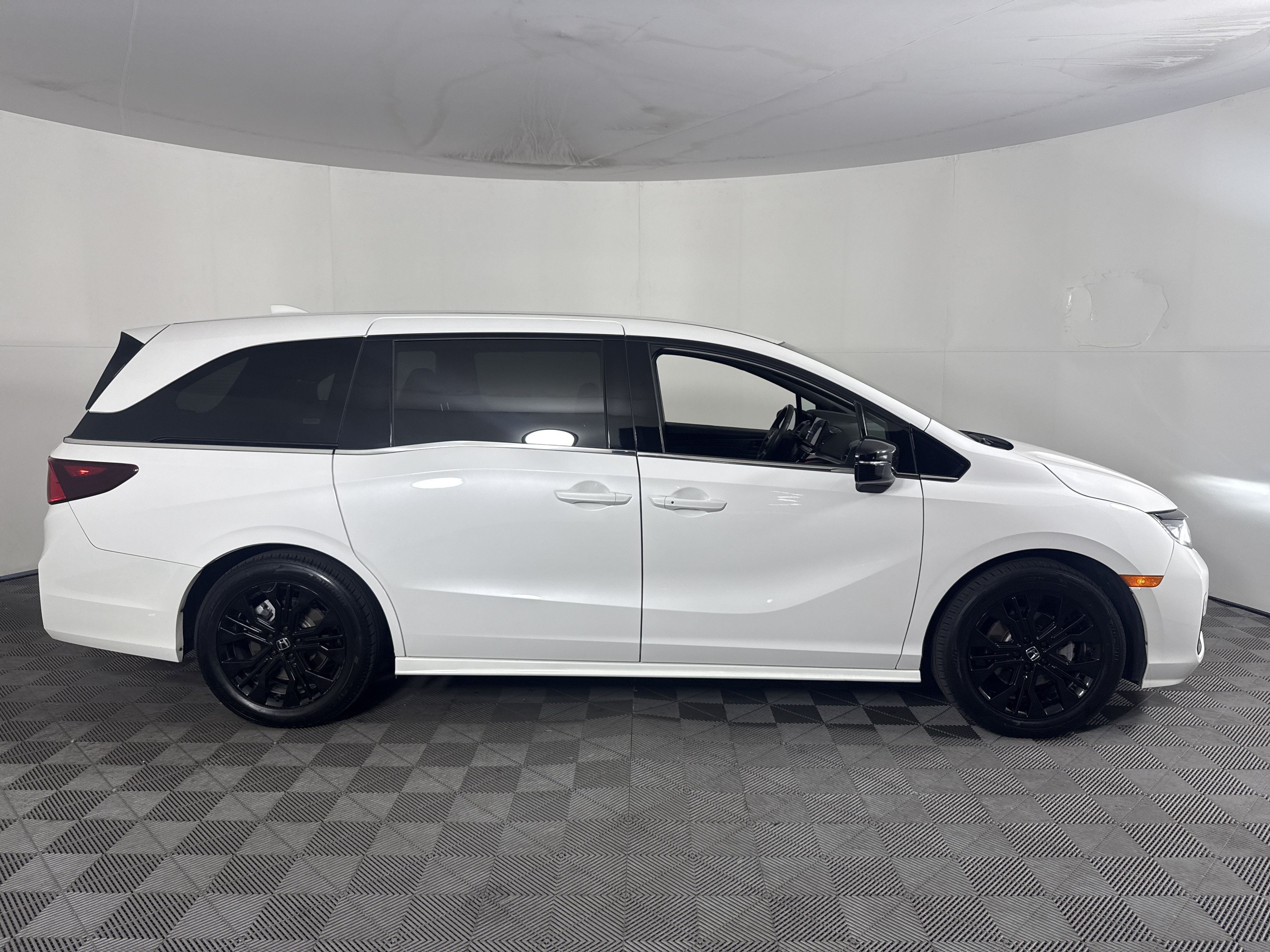 Used 2025 Honda Odyssey Sport-L image 29