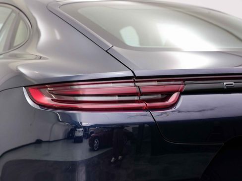 Used 2018 Porsche Panamera image 16