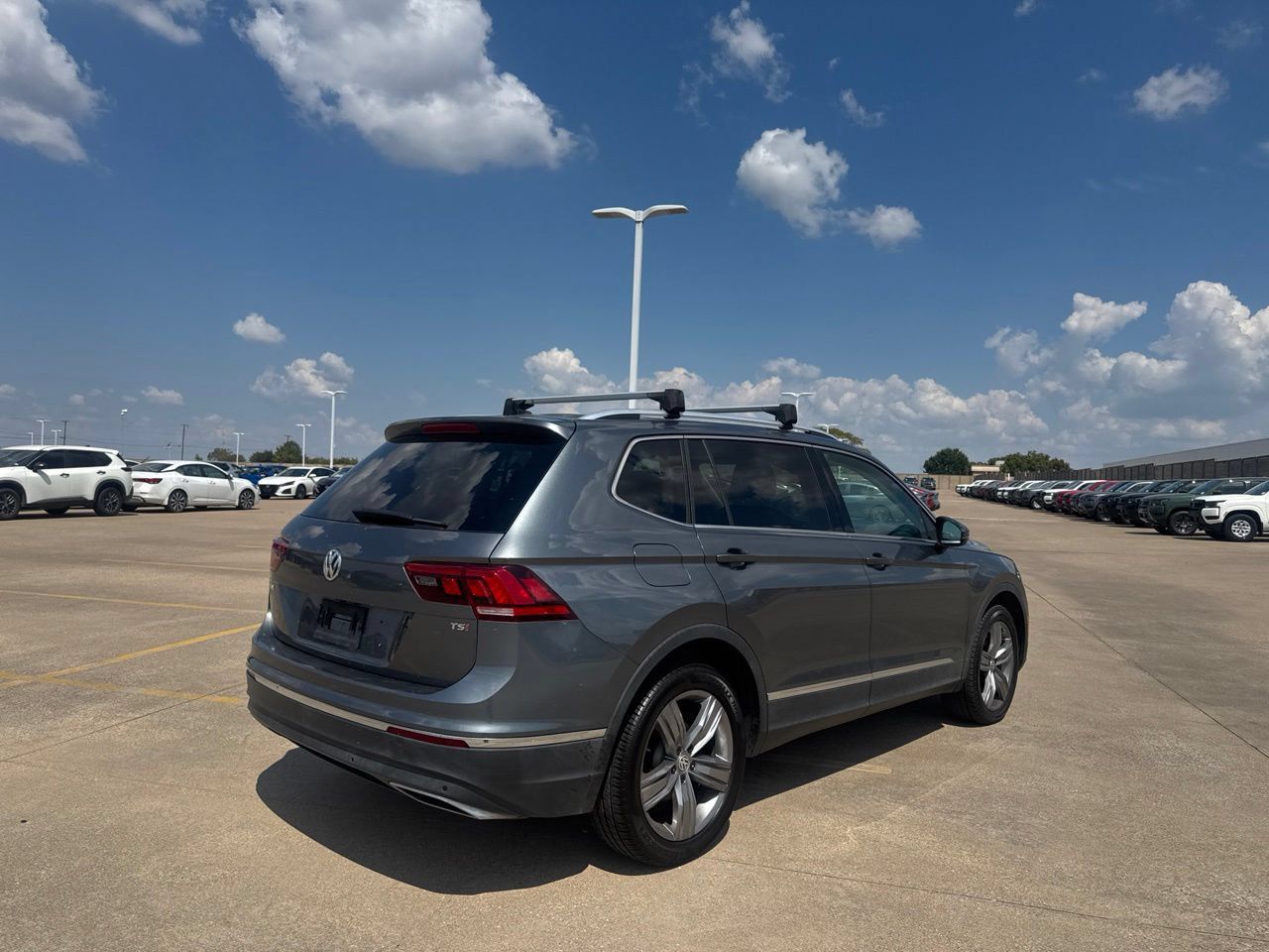 Used 2018 Volkswagen Tiguan SEL Premium FWD image 21