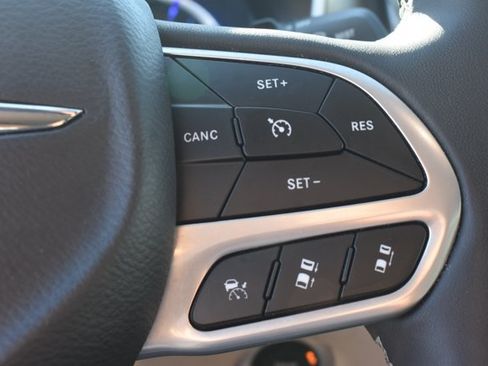 Used 2024 Chrysler Pacifica Limited FWD image 23