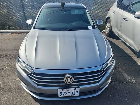 Used 2020 Volkswagen Jetta SE image 2