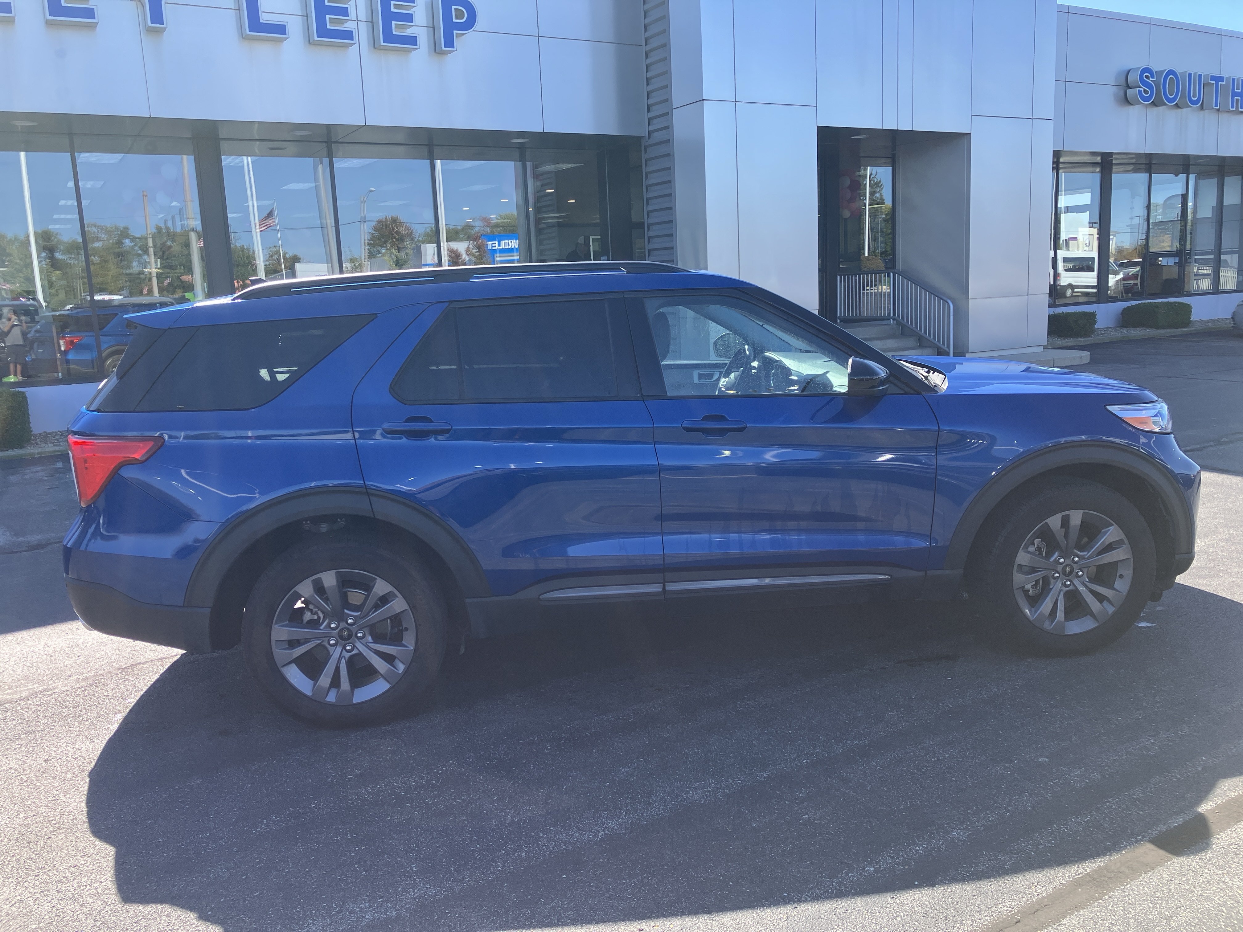 Used 2022 Ford Explorer XLT w/ Equipment Group 202A AWD/4WD image 8