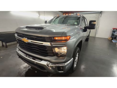 Used 2026 Chevrolet Silverado 2500 LT w/ Safety Package AWD/4WD image 4