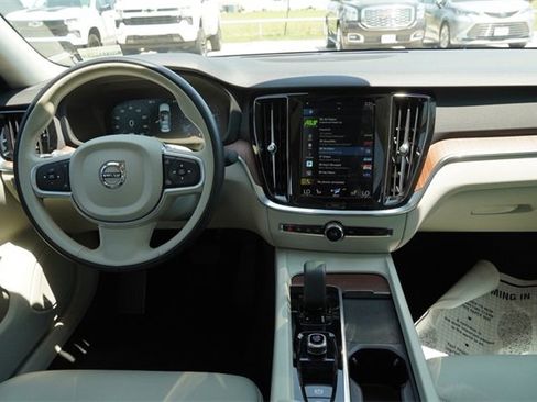 Used 2022 Volvo S60 B5 Momentum w/ Premium Package image 11