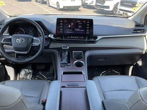 Used 2021 Toyota Sienna XLE FWD image 13
